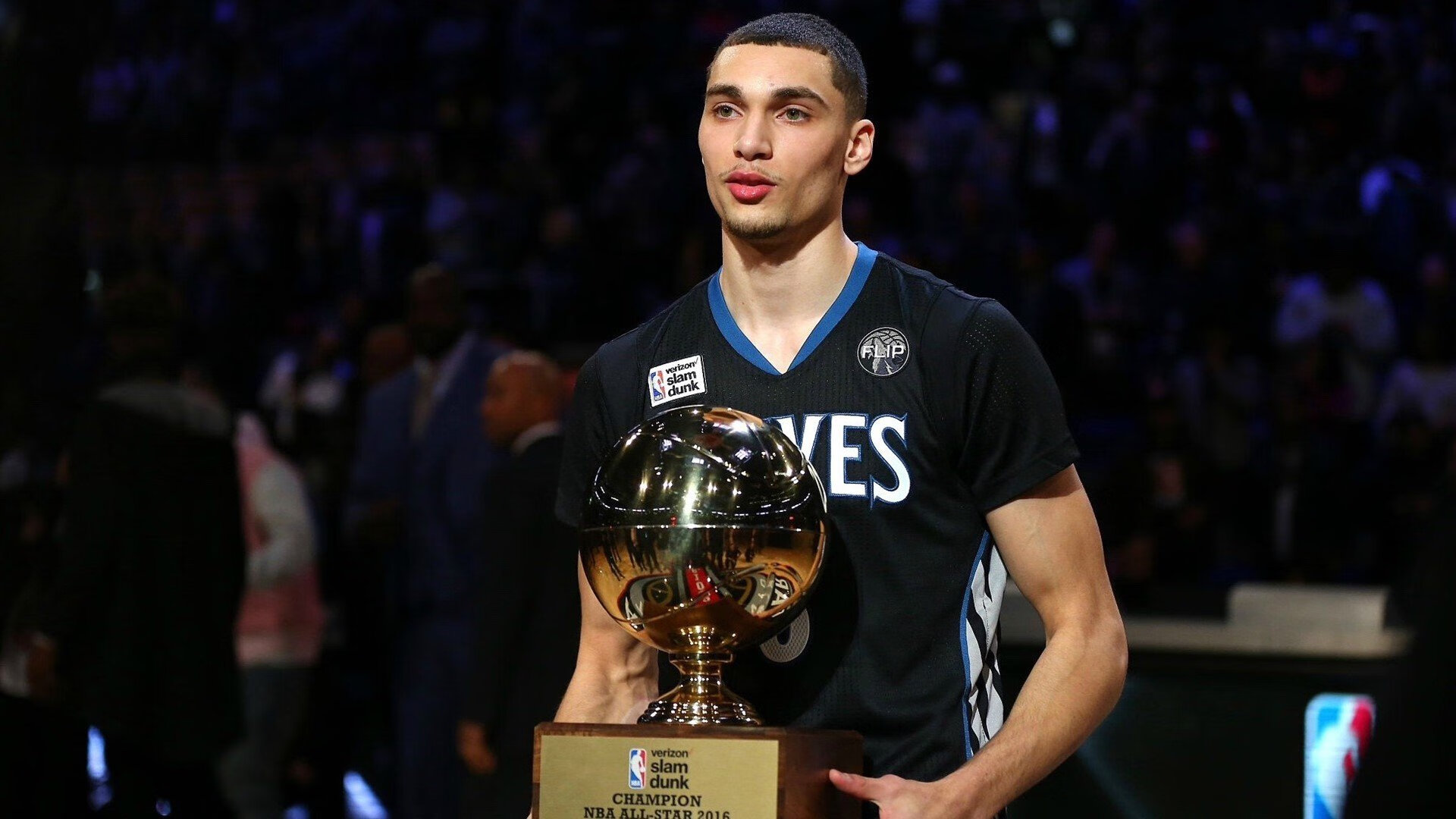 西亚卡姆统治全场,雷霆提前终结悬念,雄鹿王朝暗夜中的警钟